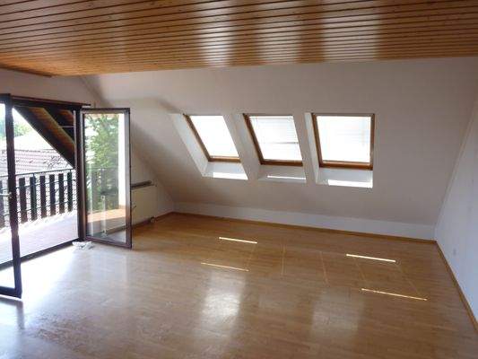 Wohnzimmer mit Balkonzugang