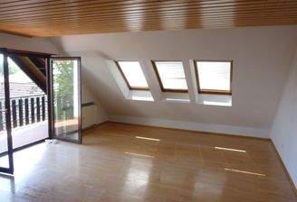 Wohnzimmer mit Balkonzugang