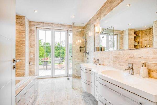 Zeitloses Vollbadezimmer