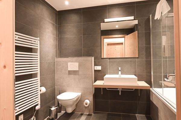 240709_Bad mit WC und Wanne.jpg