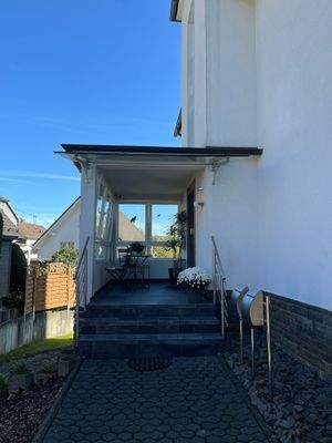 überdachter Eingangsbereich
