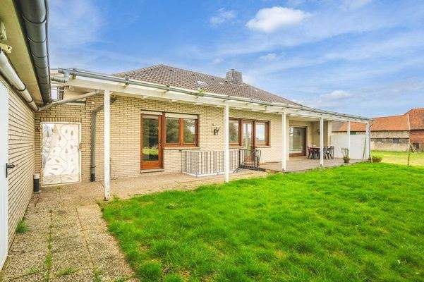 Terrassenbereich mit Zugang in die Garage und den Keller