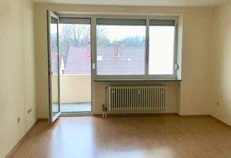 Freundliches Wohnen mit Zugang zum Balkon ähnlich