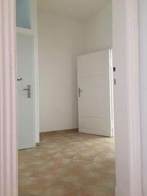 Flur mit Blick zum Wohnraum und Kammer