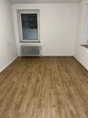 Leeres Zimmer mit Holzboden