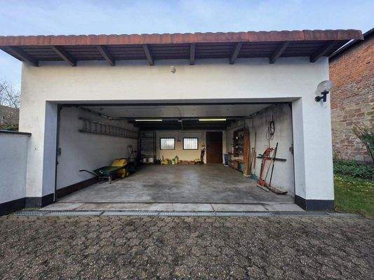 Doppelgarage (kann optional angemietet werden)