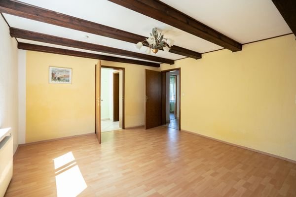 Wohnzimmer EG 3. WE Blick zum Flur