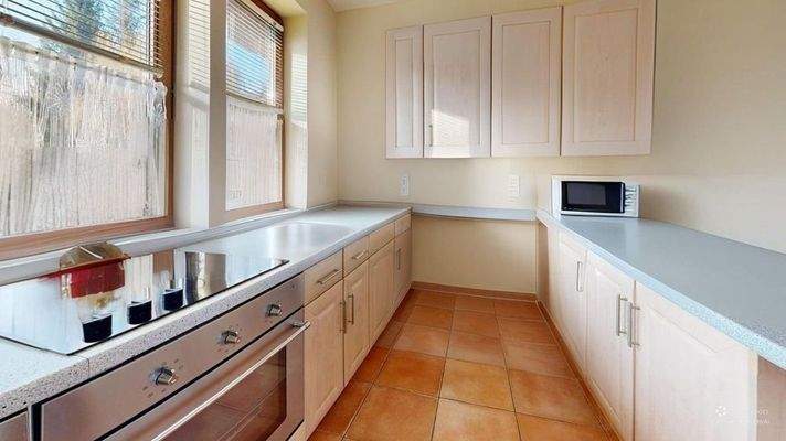 40B-Am-Strand-Kitchen-Defurnished 1