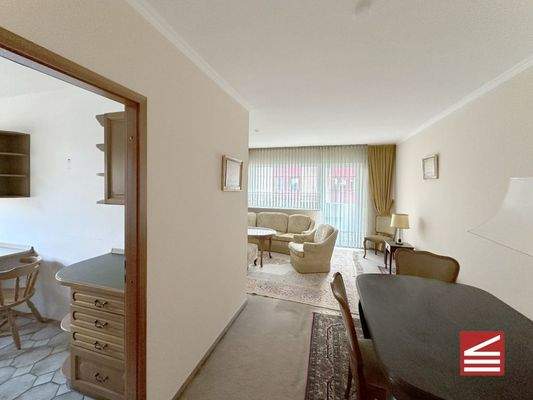 Blick vom Flur ins Wohn- Esszimmer, links Küche