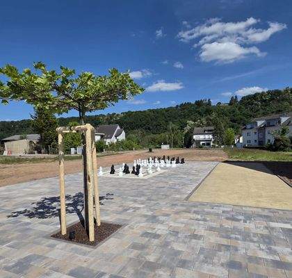 Außenanlage mit Schach etc. (o.Gew.)