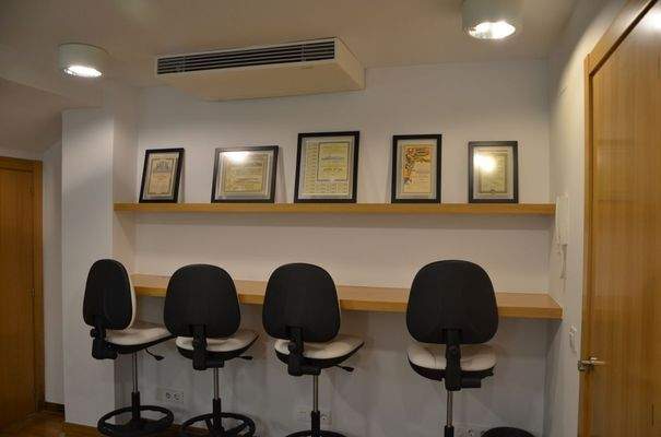 Lichtdurchfluteter Büroraum