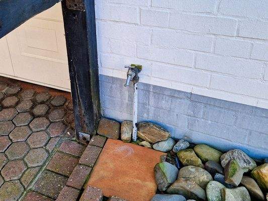 Wasseranschluß vor dem Bungalow