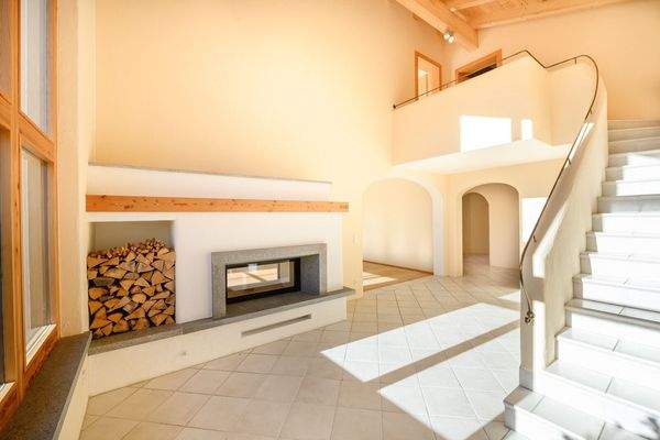 Kaminzimmer mit Treppe