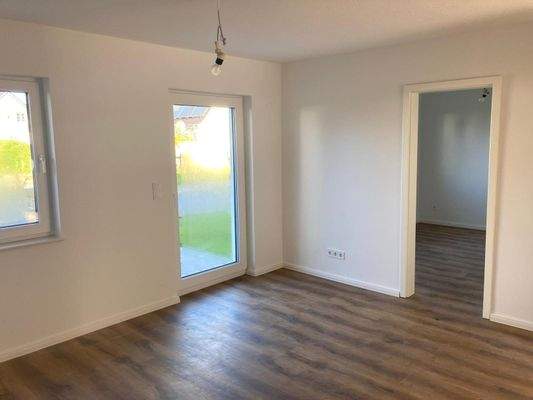 Heller Wohnbereich im EG mit Zugang zur Terrasse, Ansicht I