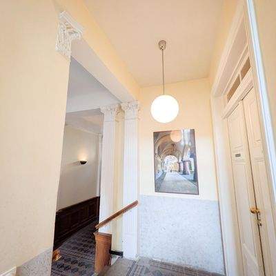 Treppenhaus mit Säulen