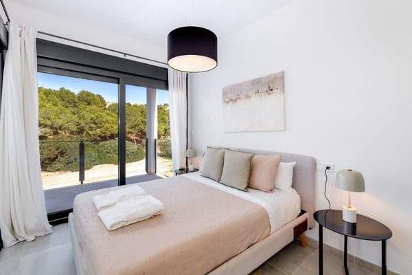 Hauptschlafzimmer mit Zugang zur Terrasse