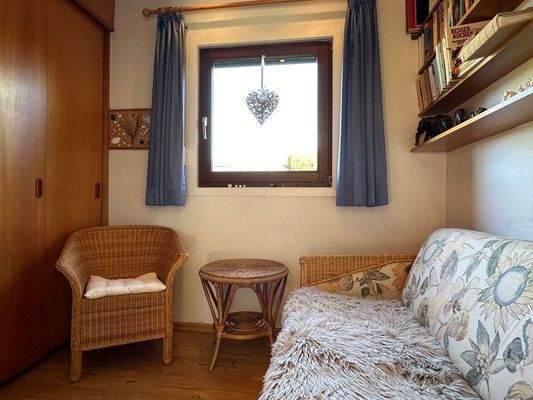 Kleines Zimmer mit Einbauschrank