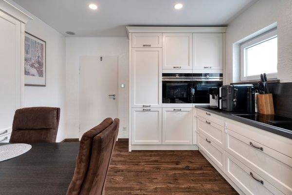 küche blickrichtung tür sehr gut.jpg