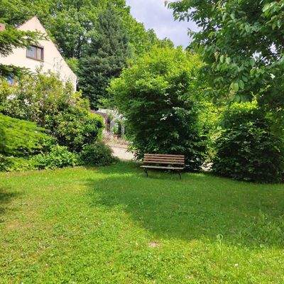 Garten mit Holzbänken