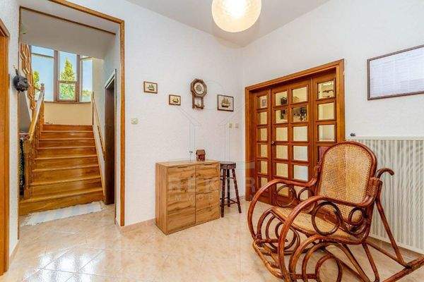 Eine Maisonette-Wohnung ist in den Obergeschossen