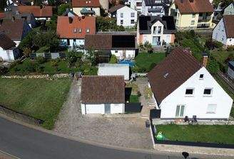 Baugrundstück in Kist neben Zweifamilienhaus mit Garage