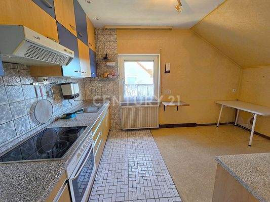 Große helle Küche im Obergeschoss