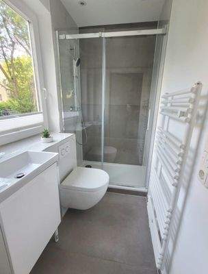Gästebad im Erdgeschoss mit Dusche und Tageslicht 