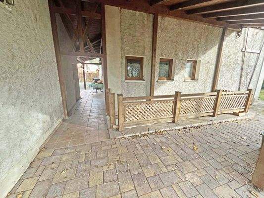 Überdachter Bereich mit Durchgang zur Einfahrt