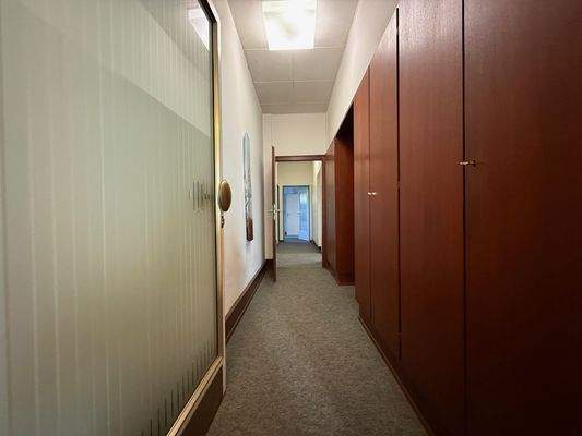 Flur mit Einbauschränken