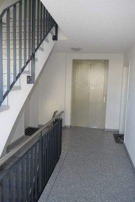Treppenhaus mit LIft