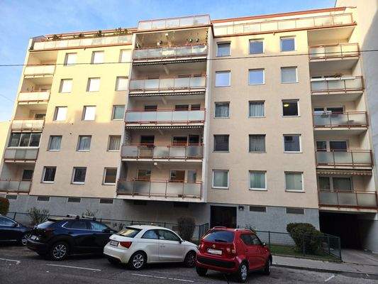 Haupteingang und Garageneinfahrt des Wohngebäudes