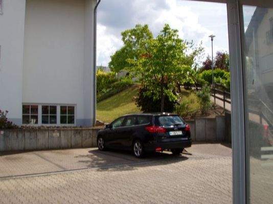 Bild 12  PKW - Stellplätze mit Grünfläche