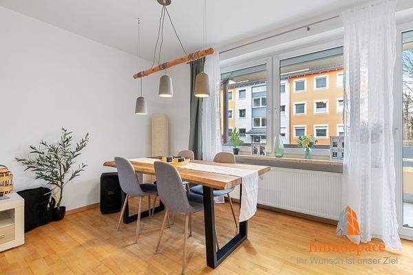 Wohnzimmer mit Essbereich & Zugang zum Balkon