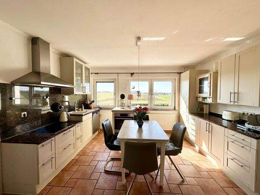 große Wohnküche mit Einbauküche