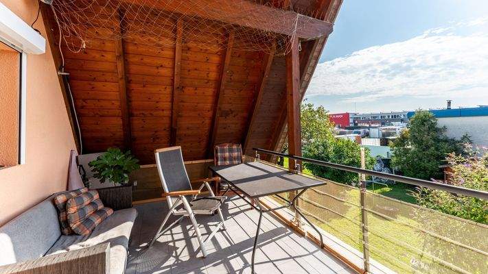 Überdachter Balkon im Obergeschoss