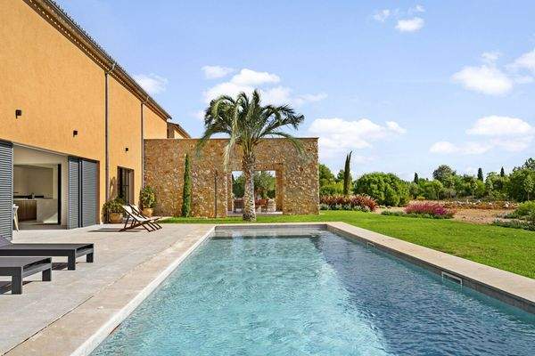 Pool und Blick nach Osten