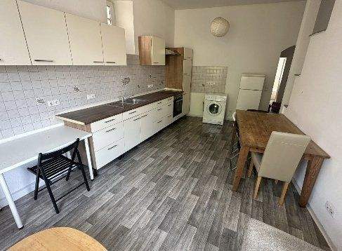 Moderne Einbauküche mit durchdachter Raumaufteilung und hochwertiger Ausstattung - Kochen und Leben auf elegante Art vereint!