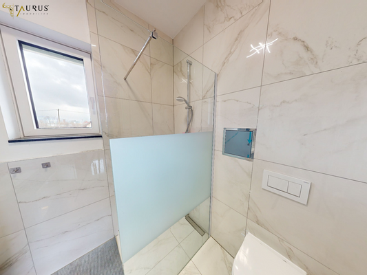 Bad mit ebenerdiger Dusche, WC, Wäscheabwurfschach