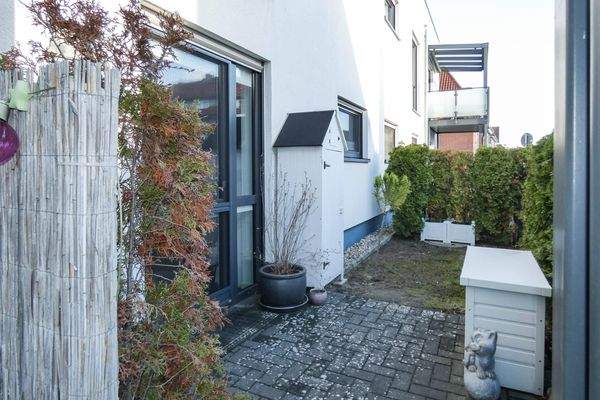 mit Sichtschutzhecke