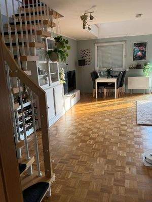 Wohnzimmer mit Treppe