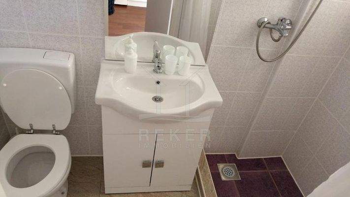 Acht moderne Badezimmer