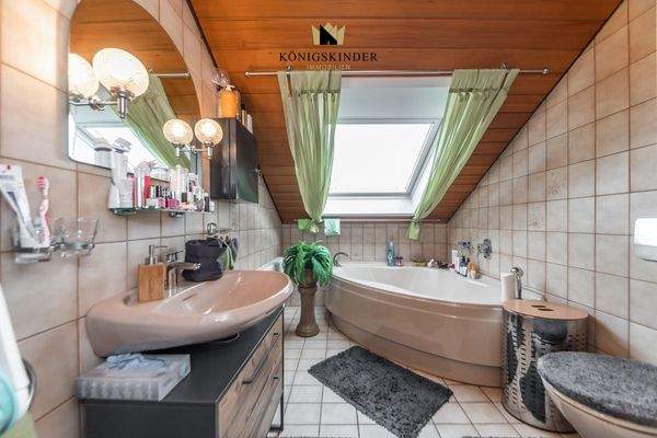 Badezimmer mit großer Eckbadewanne