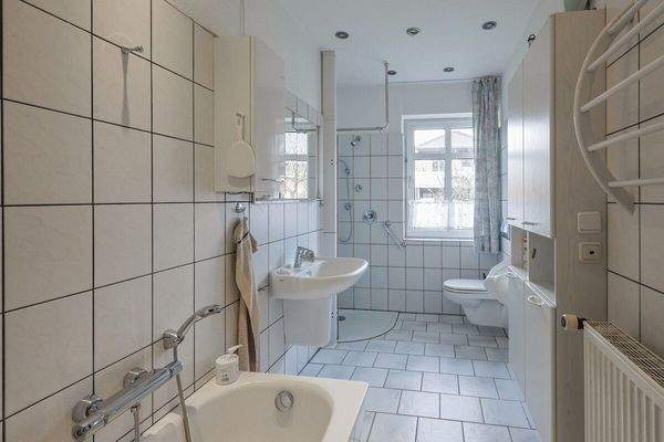 Das Badezimmer der Erdgeschosswohnung