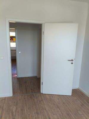 Ansicht Wohnzimmer mit Blick in den Flur