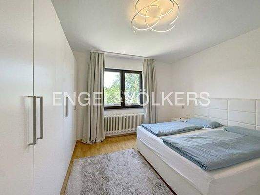 OG: Schlafzimmer mit Ankleide