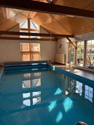 Poolanlage im Nebengebäude