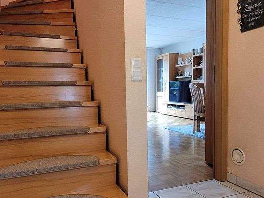 Flur mit Treppe zum OG