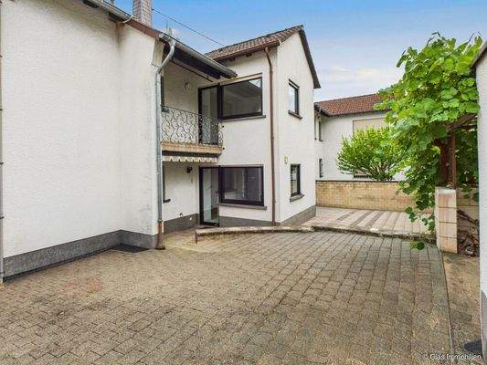 Hof mit Blick auf Küche in EG und OG