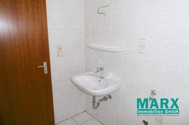 Bad mit Dusche und Waschmaschinenanschluss