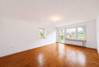 Wohnzimmer mit Garten-/ Terrassenzugang